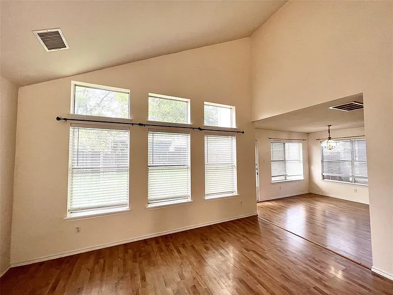 1157 Kentra Dr — Photo 3