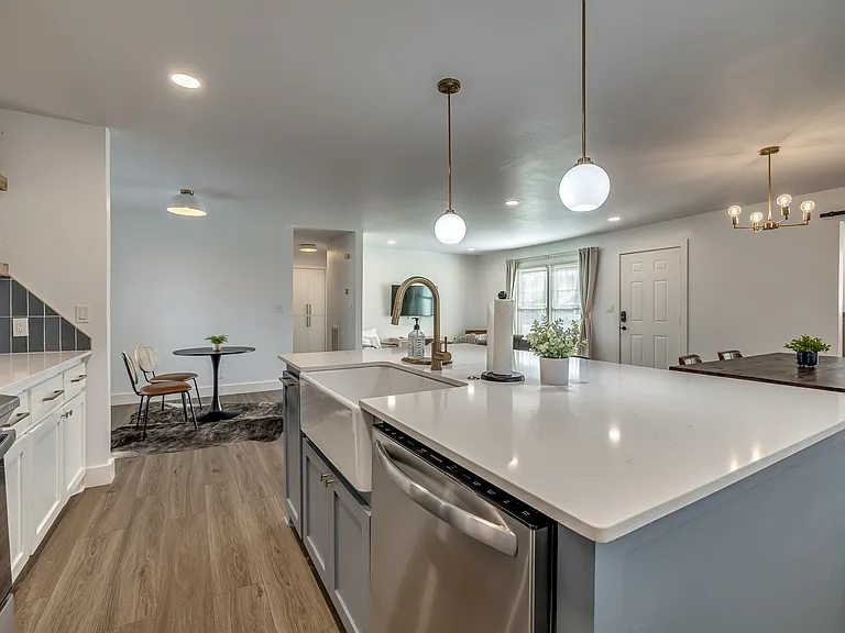1111 W Comanche St — Photo 13