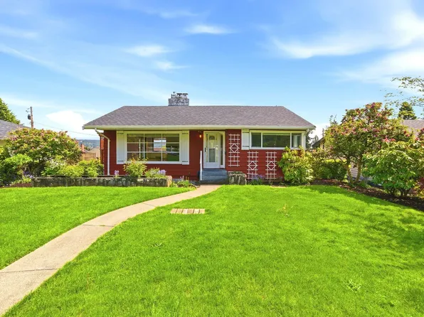 412 Blair Ave, New Westminster, BC V3L 4A3
