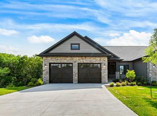20 Pond Ridge Cir, Coralville, IA 52241
