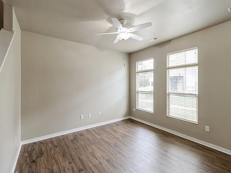 320 SW 6th St #106 — Photo 6
