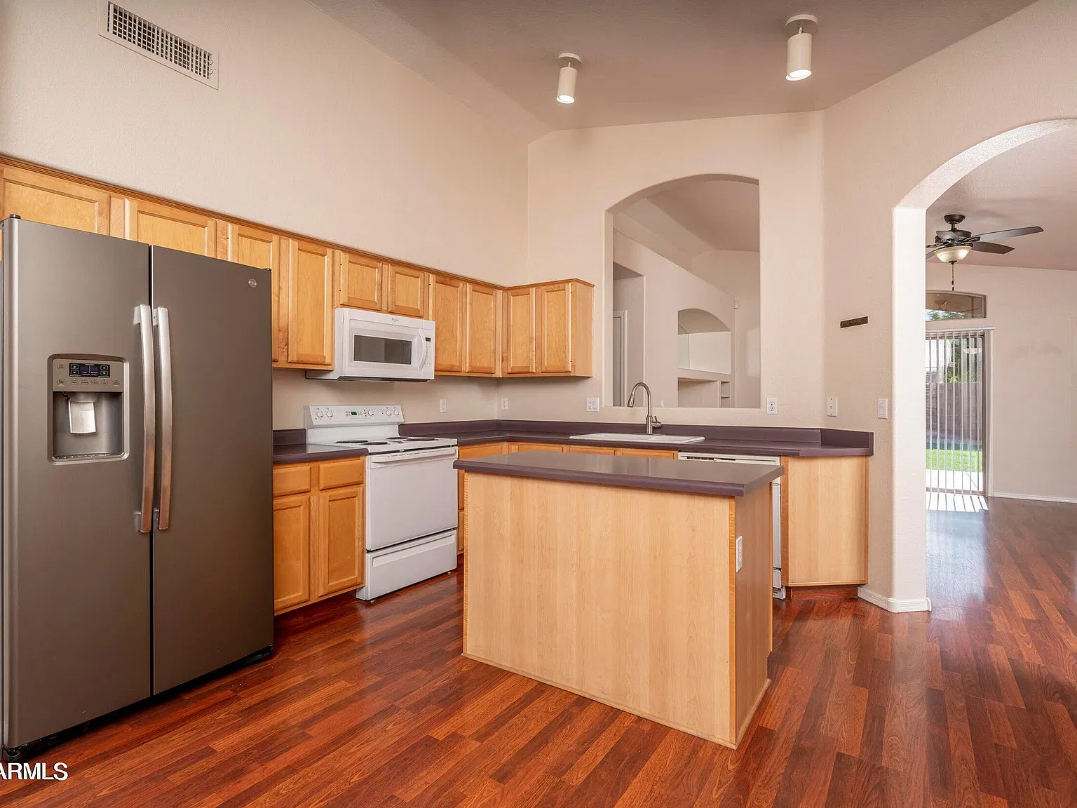 3 bed, 2.0 bath, 1358 sqft, $2,300 — Photo 3