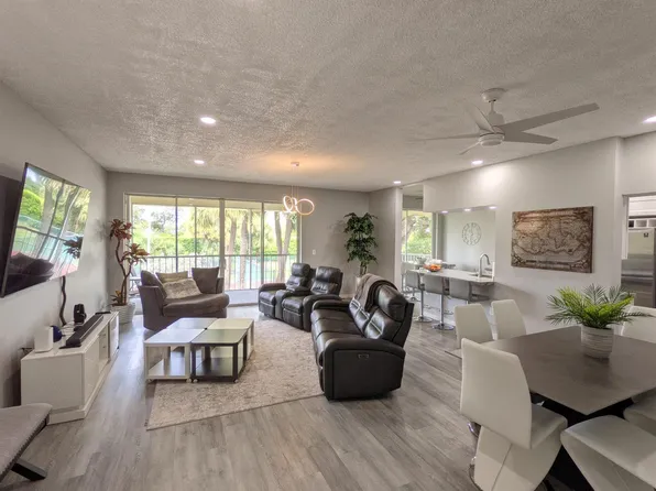 105 Half Moon Cir APT F2, Hypoluxo, FL 33462