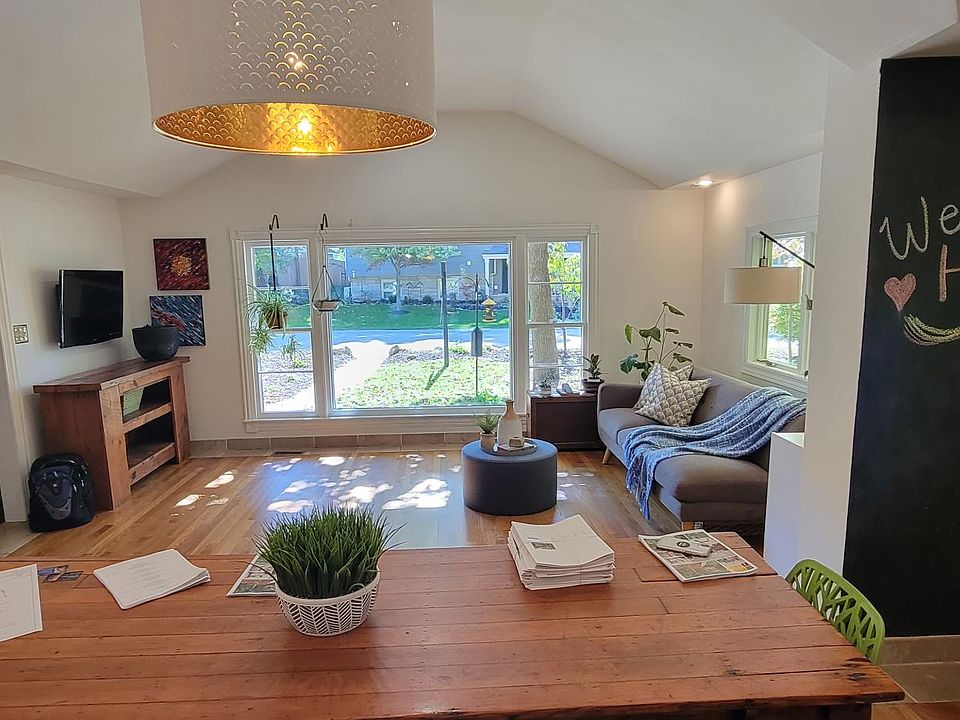 1st image of 303 Oakwood Dr
