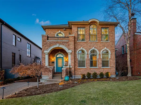 8137 Stratford Dr, Saint Louis, MO 63105