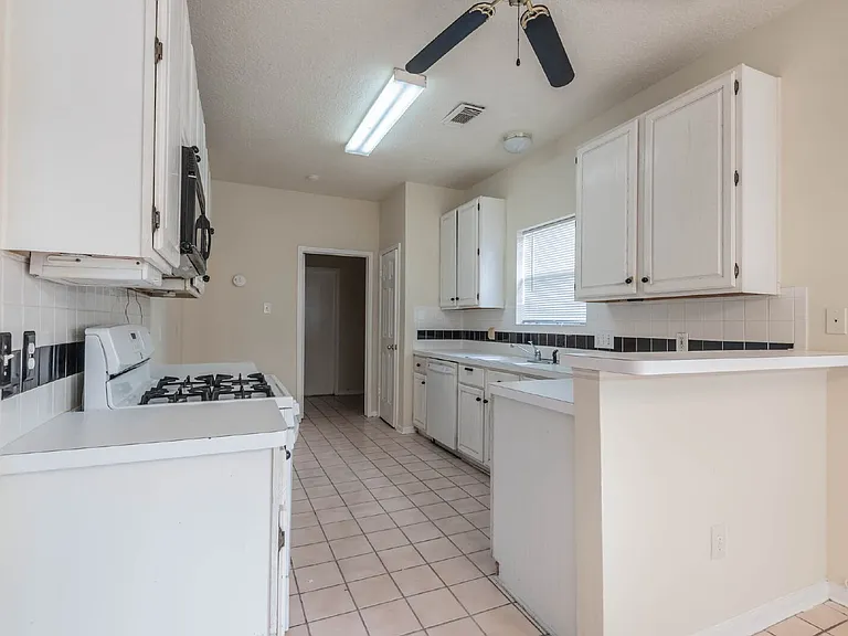 17030 Macleish Dr — Photo 2