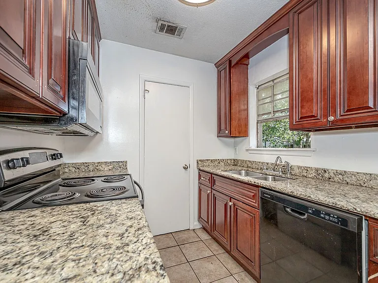 5612 Rose Dr — Photo 8