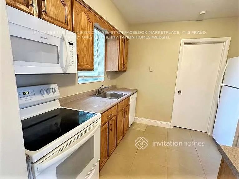 5560 SW 7th Ct — Photo 7