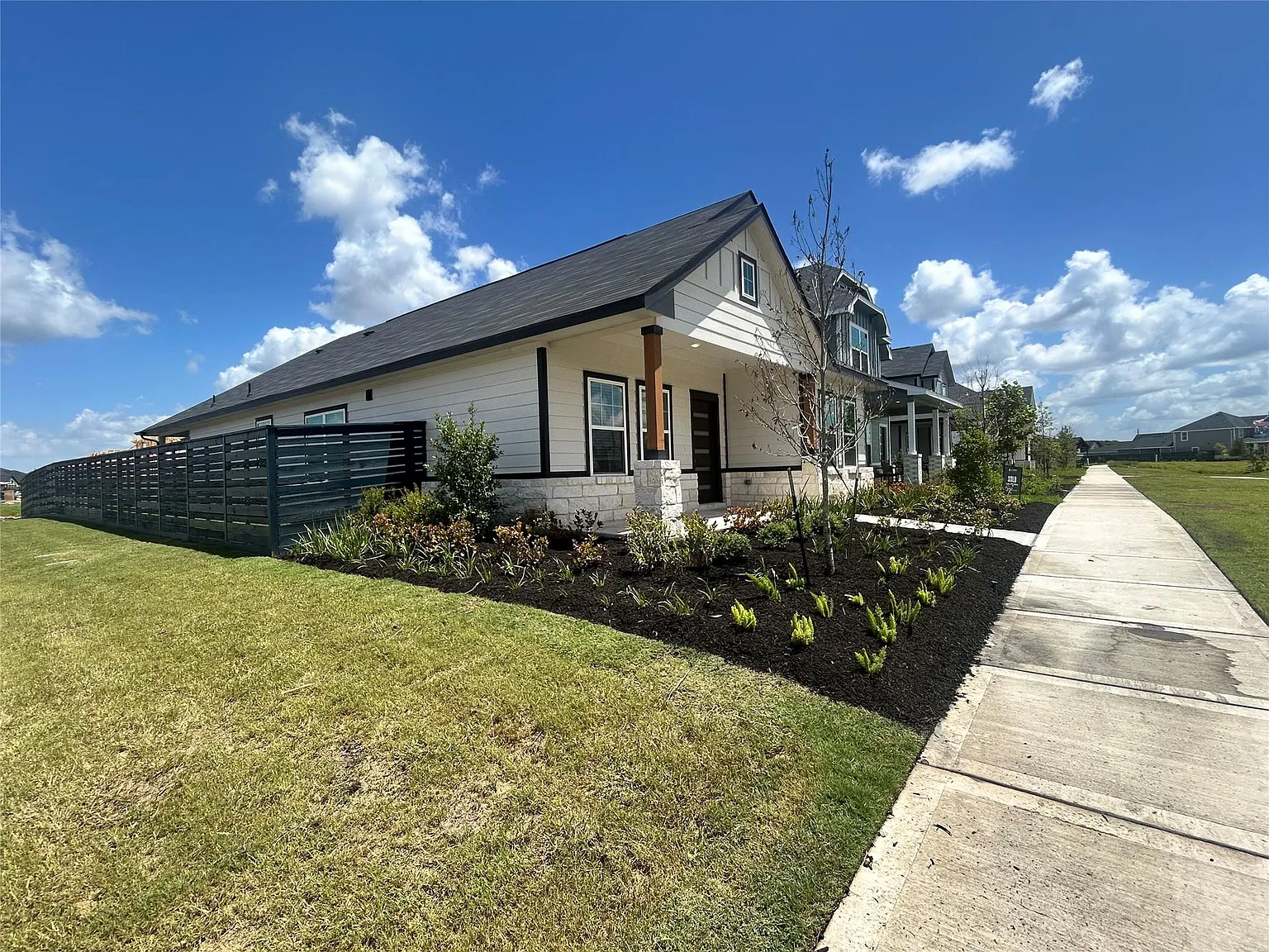 3 bed, 2.0 bath, 1607 sqft, $2,500 — Photo 1