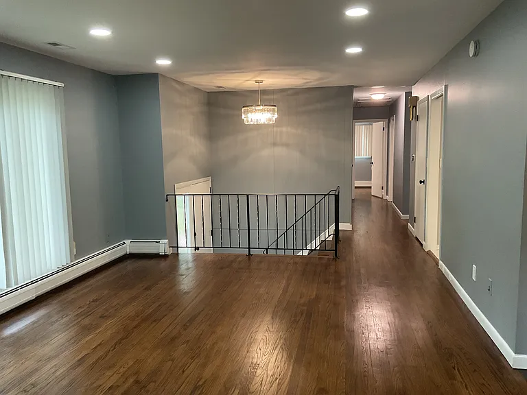 442 Surrey Ln — Photo 3