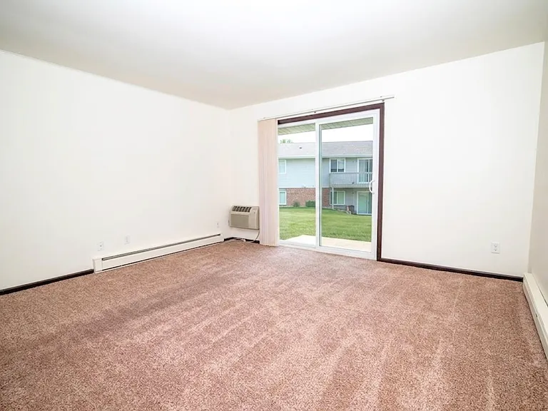 Canterbury Court Apartments — Photo 14