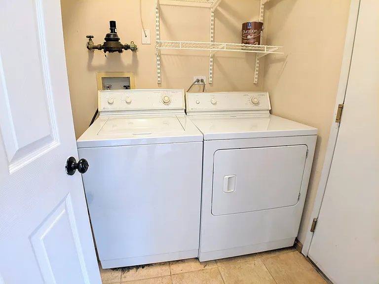 1504 Thornfield Ln — Photo 6