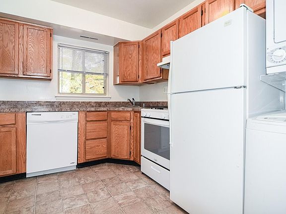 4th image of 19 Montrose Manor Ct APT B