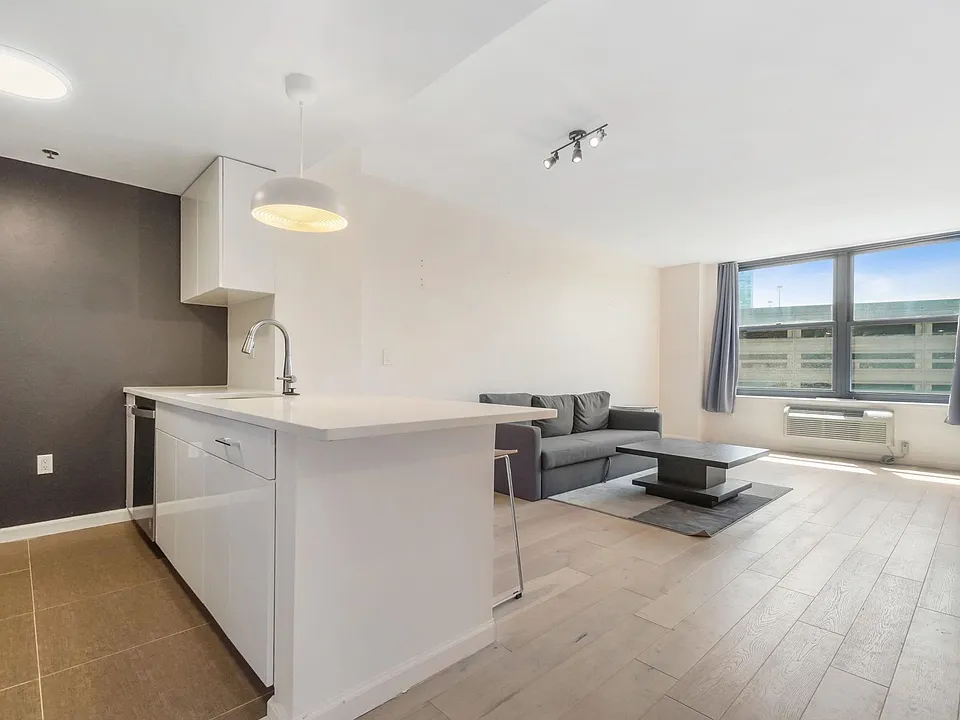 102 Christopher Columbus Dr #402