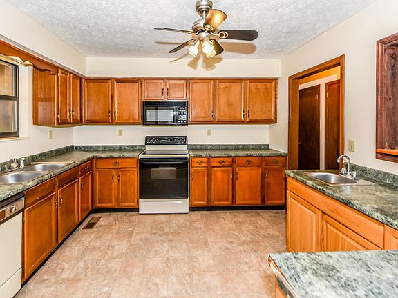3rd image of 854 Greenwich Dr