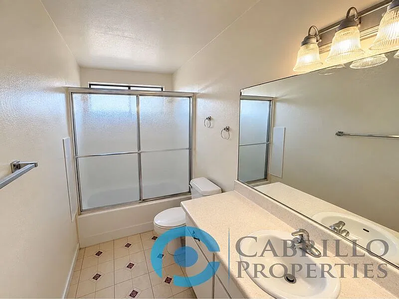 3 bed, 2.0 bath, 1230 sqft, $3,300 — Photo 4