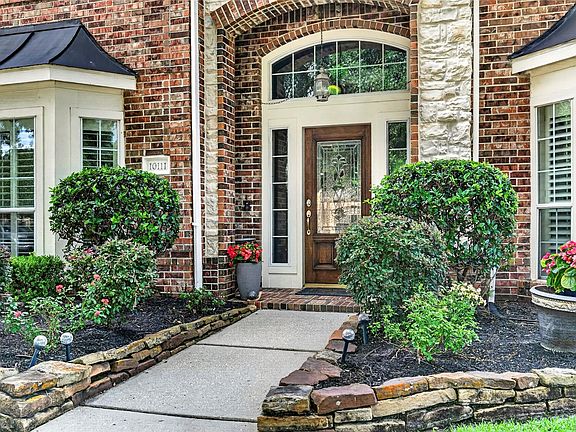 3rd image of 10111 Earlington Manor Dr