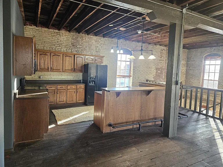 1303 W College St — Photo 10