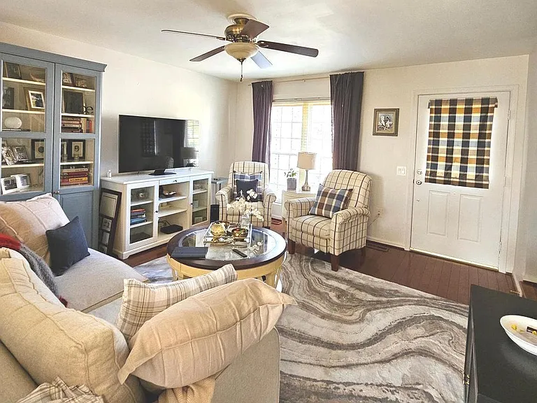 6552 Old Carriage Ln — Photo 3