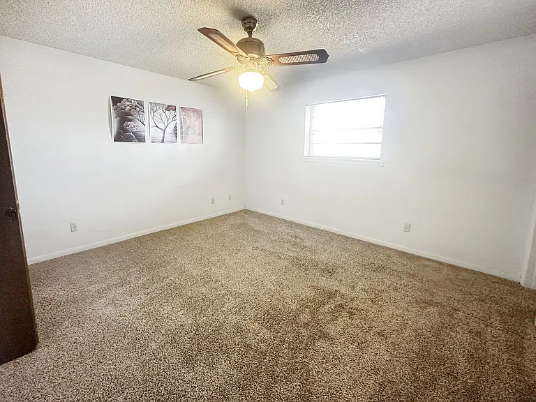 1406 N Tasker Dr — Photo 4