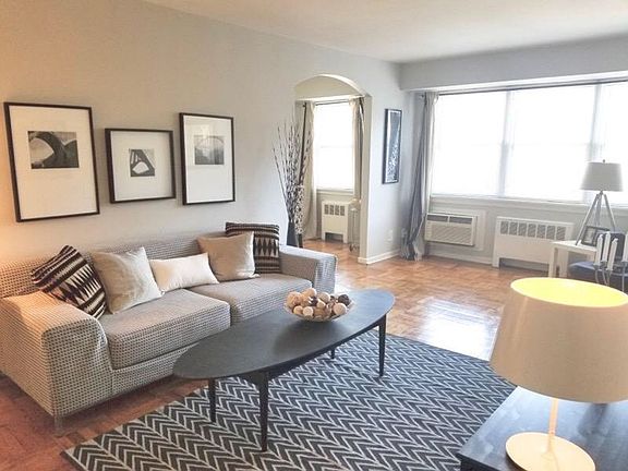 2nd image of 5000 Woodbine Ave #319
