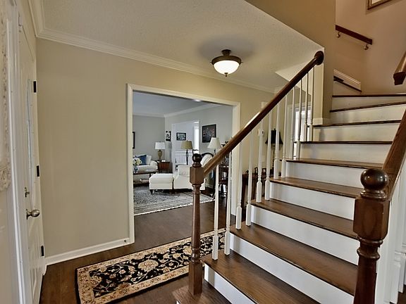 4th image of 200 Millwood Ln