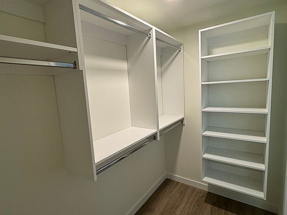 WALKIG CLOSET MASTER BEDROOM