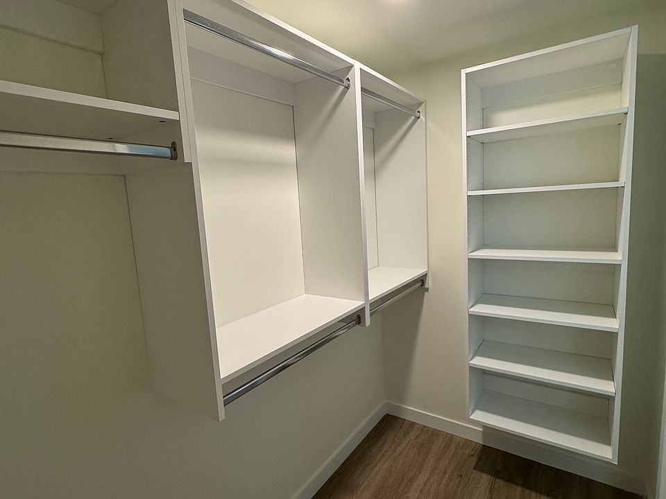 WALKIG CLOSET MASTER BEDROOM