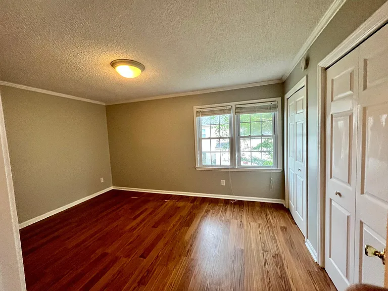 700 Coventry Ln #J — Photo 8