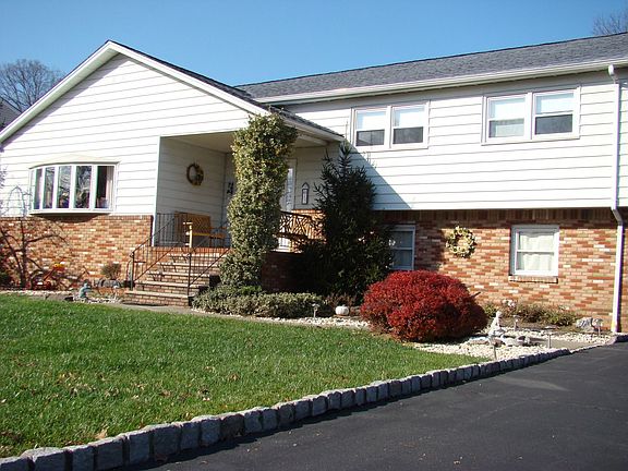4th image of 42 Donna Dr