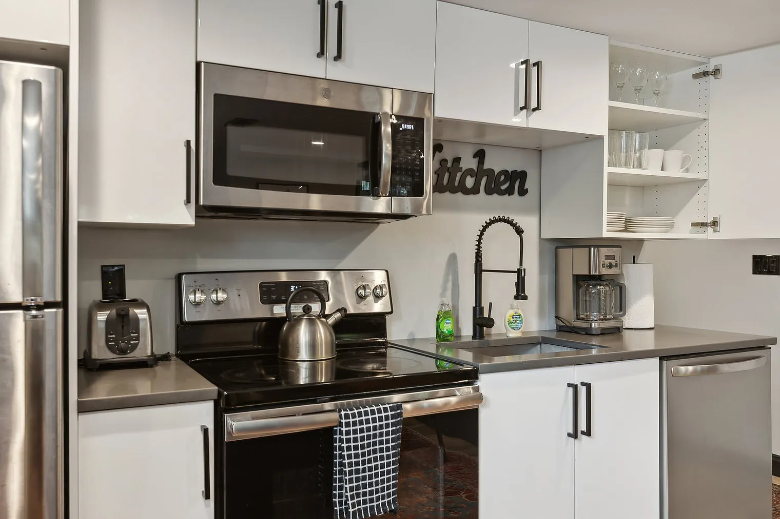 2 bed, 1.0 bath, 947 sqft, $4,170 — Photo 3