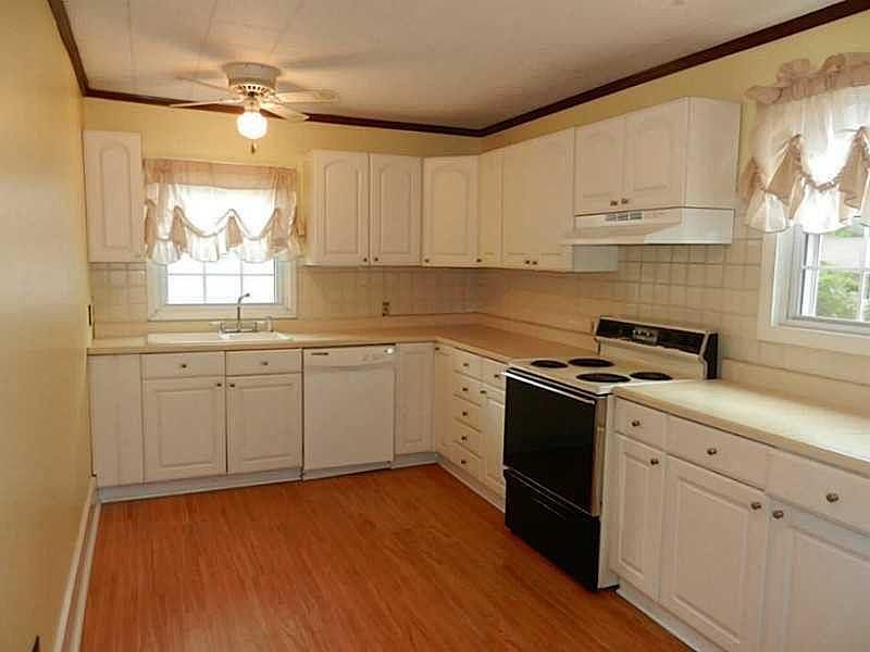 2nd image of 220 Roosevelt Dr