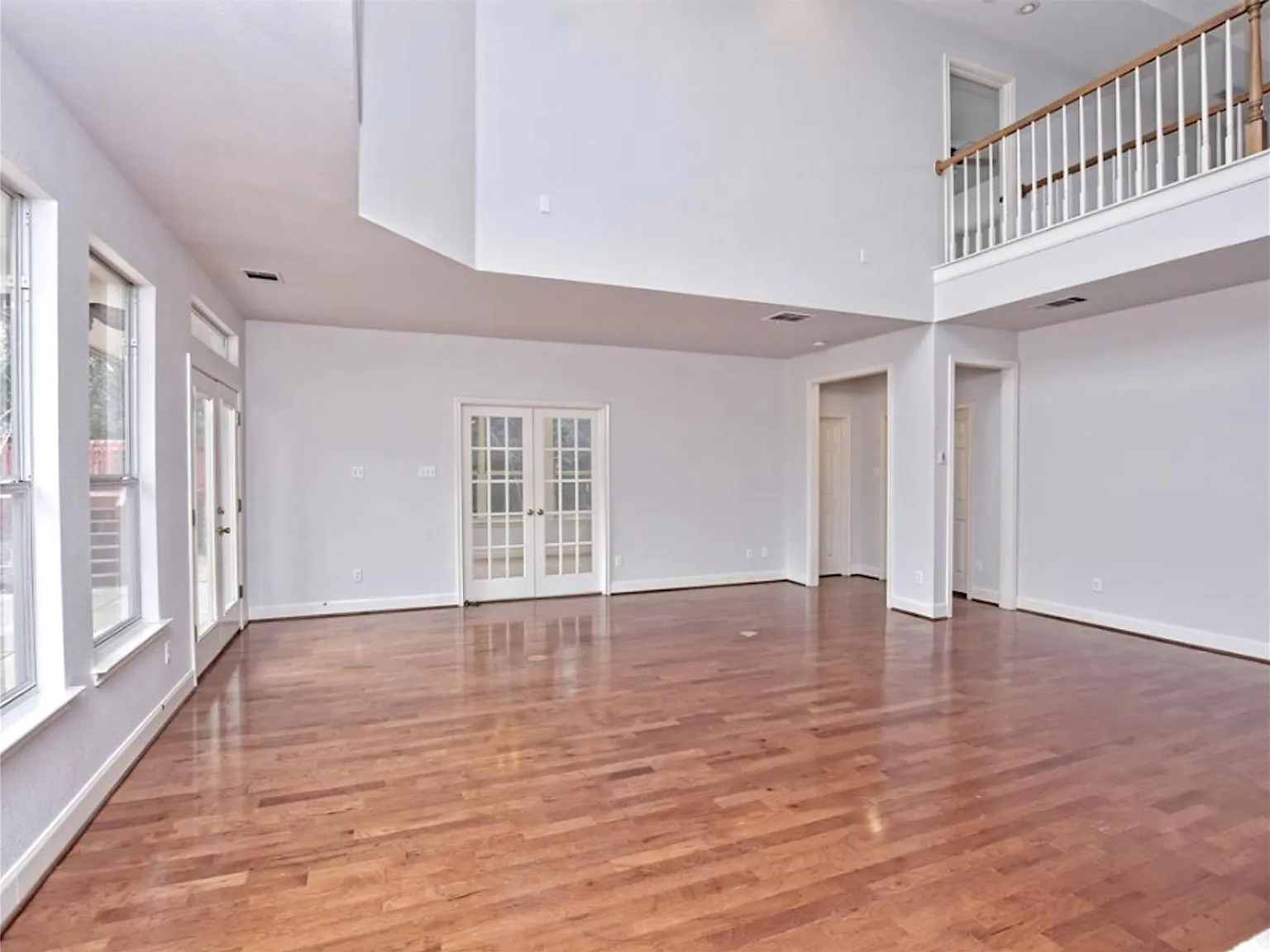4 bed, 3.0 bath, 2855 sqft, $3,300 — Photo 2