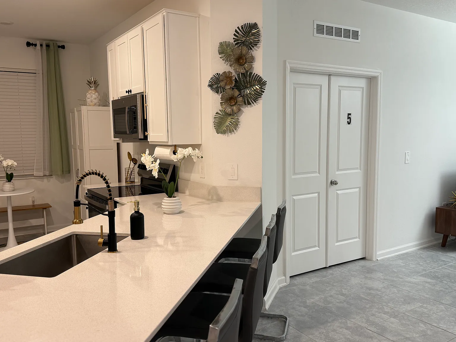 4 bed, 2109 sqft, $2,590 — Photo 4
