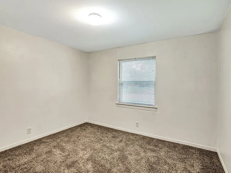 1007 Newberry Dr — Photo 12