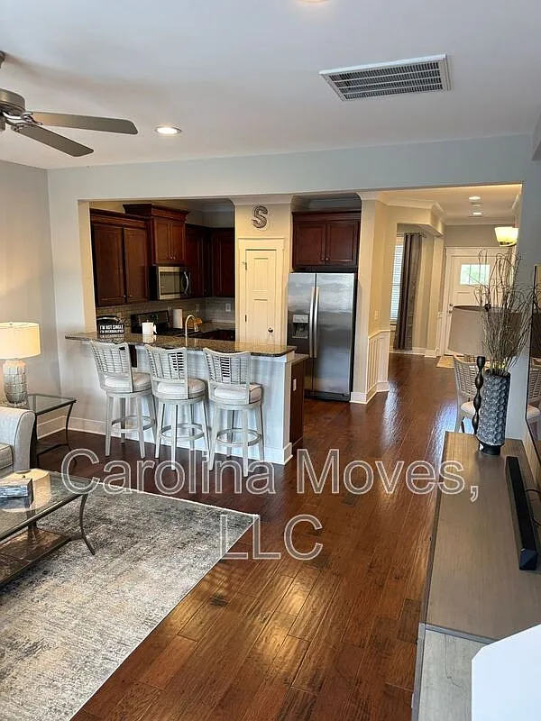 3 bed, 2.5 bath, 1583 sqft, $2,000 — Photo 2