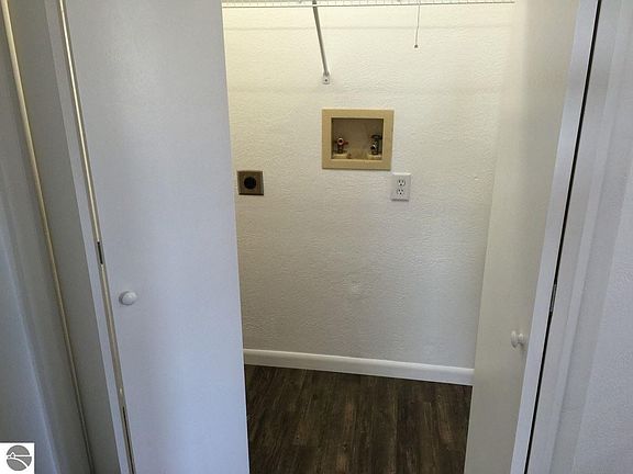 3rd image of 105 E Hastings