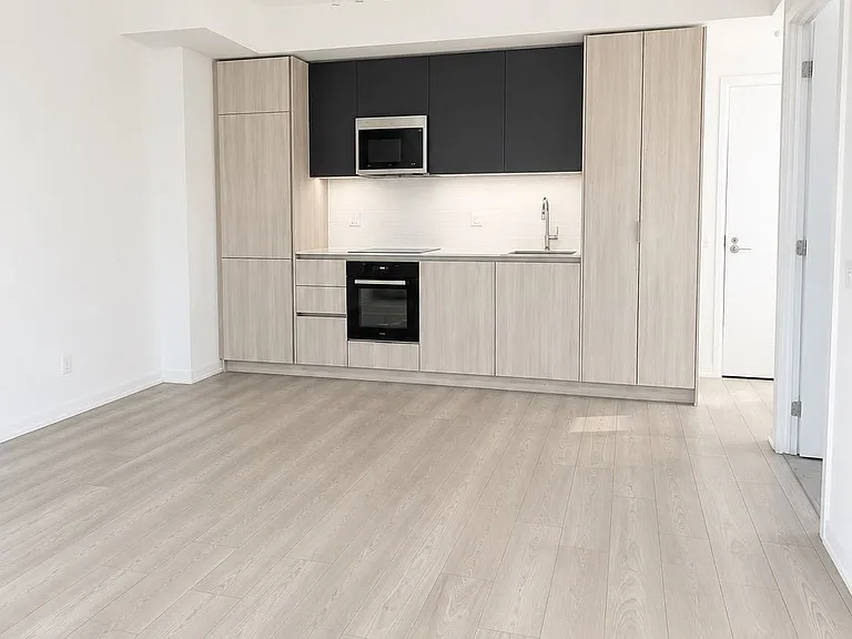 400 King St W #1020 — Photo 6