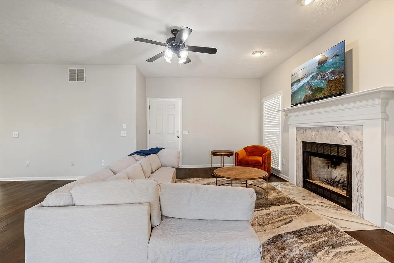 4 bed, 2.5 bath, 3424 sqft, $5,800 — Photo 2