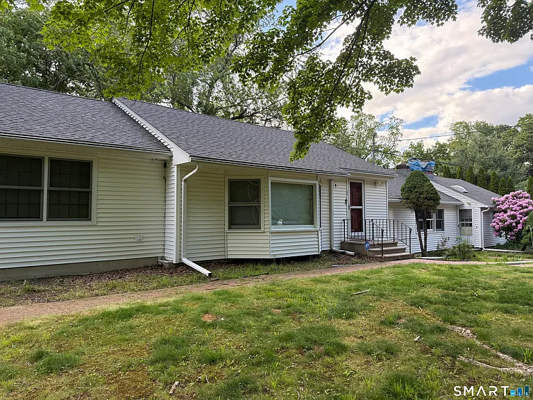 381 Nichols Ave — Photo 3