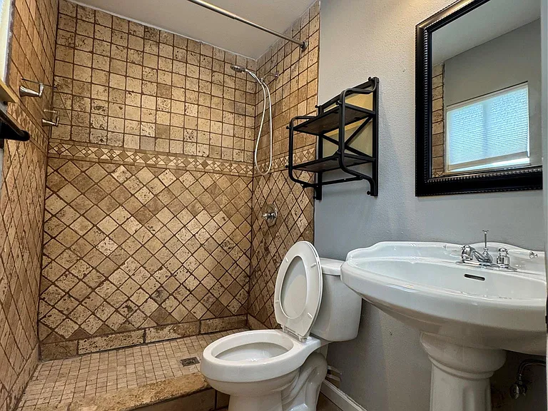 3520 Roanoke Dr — Photo 17