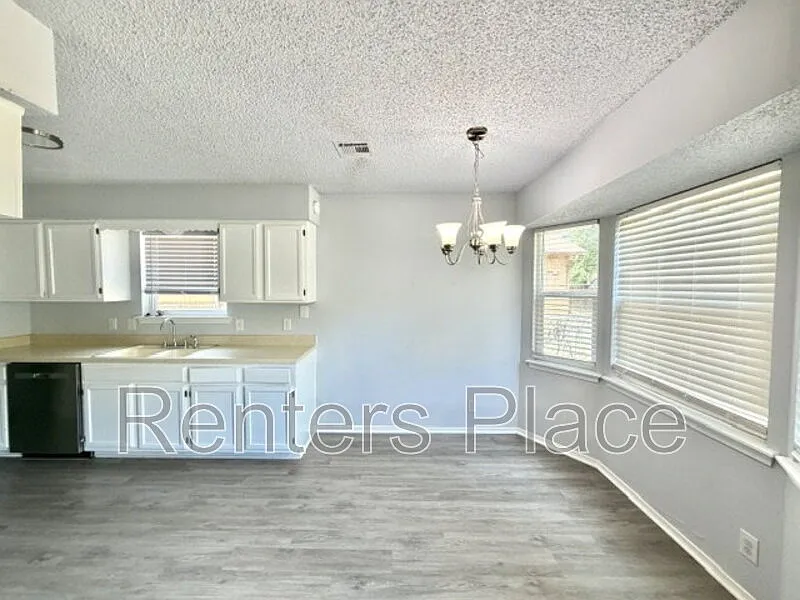 3 bed, 2.0 bath, 1020 sqft, $1,395 — Photo 4
