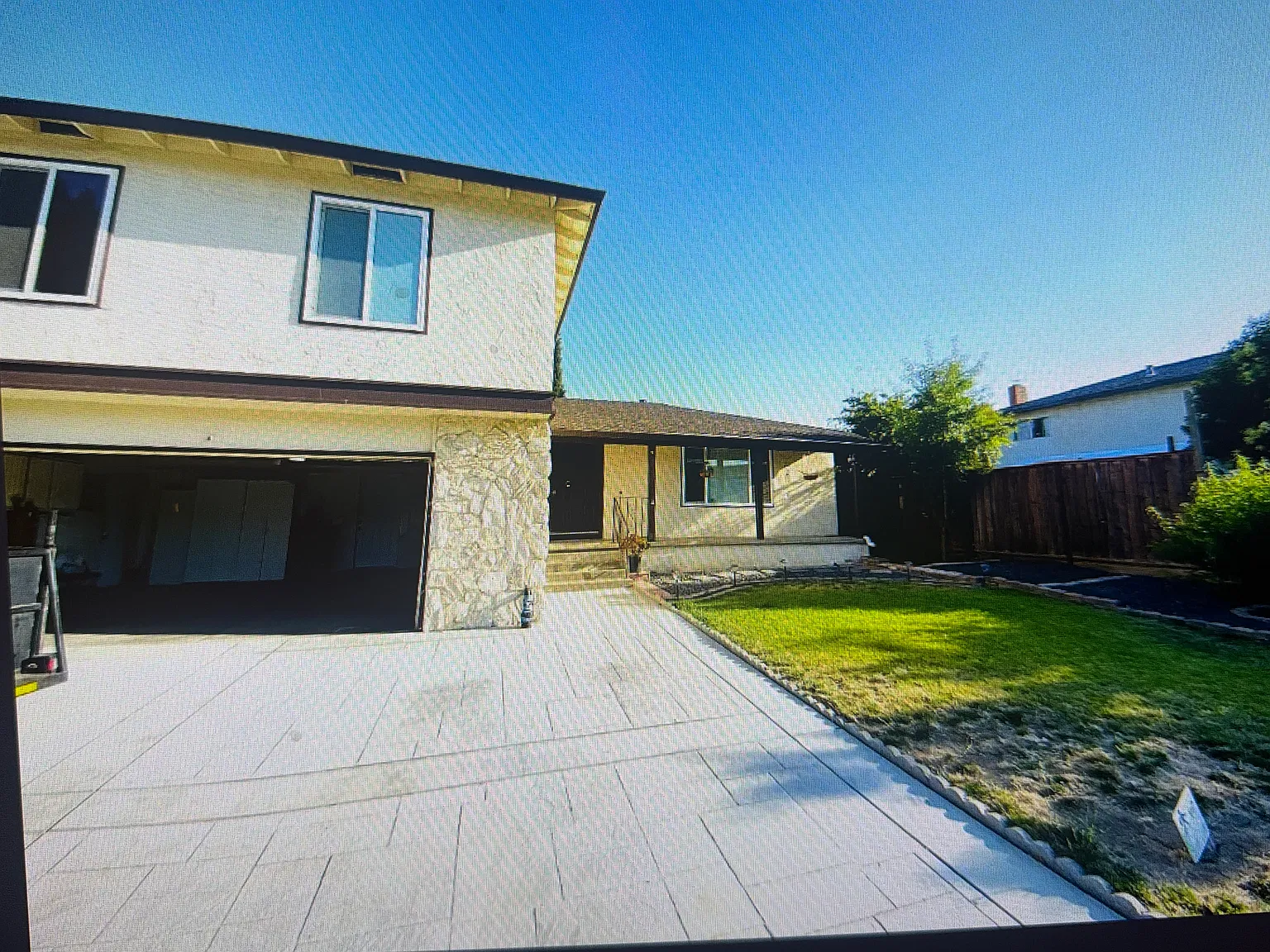 4 bed, 2085 sqft, $4,895 — Photo 2