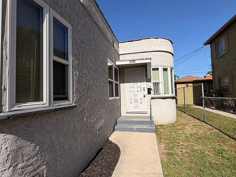 6415 S Van Ness Ave — Photo 2