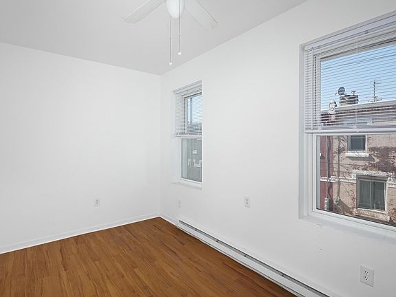 3rd image of 2131 N Woodstock St #2