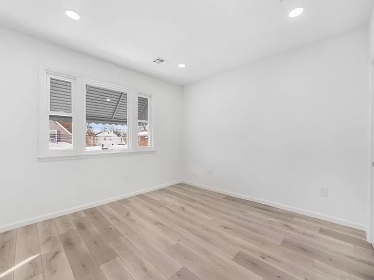 811 Jackson Ave #2 — Photo 6