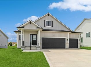 860 Gray Ave, Waukee, IA 50263