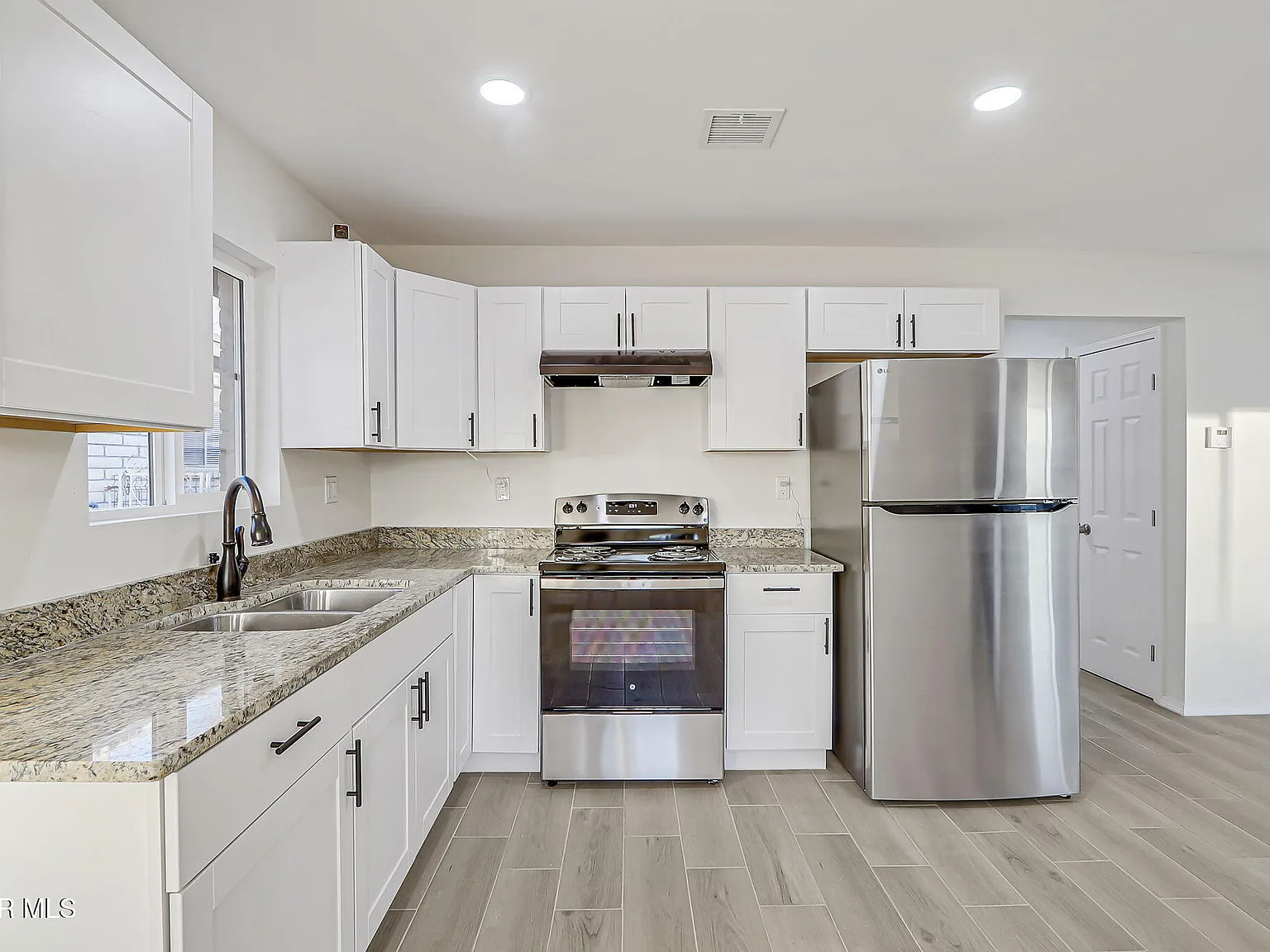 4 bed, 1936 sqft, $2,500 — Photo 2