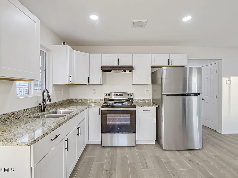 3016 E Glen Dr #EL — Photo 2