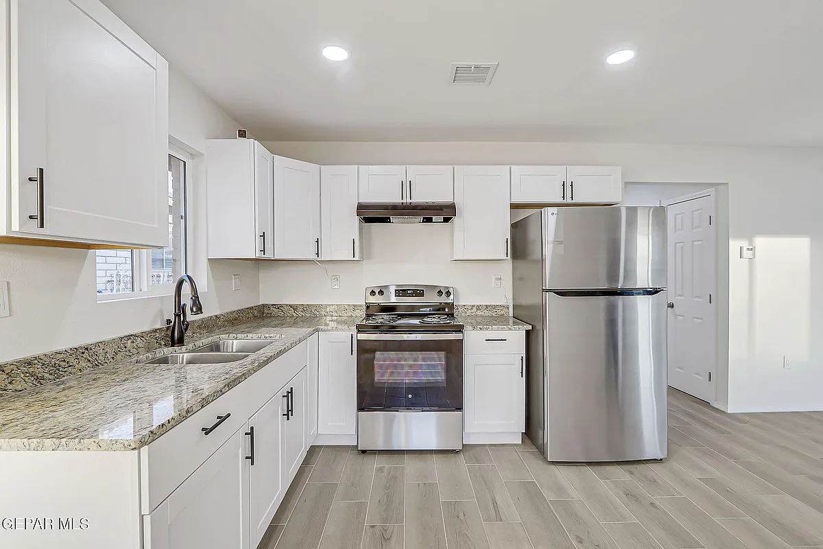 Building Photo - 3016 E Glen Dr #EL